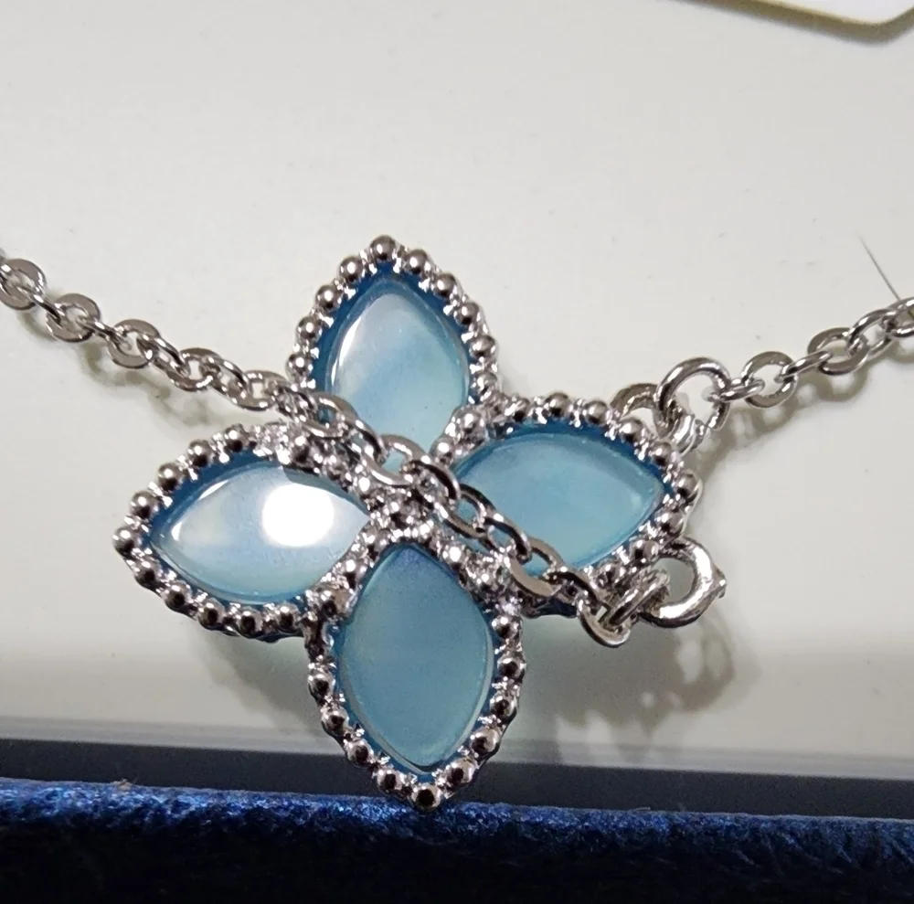 SAVVY CIE JEWELS Blue Agate Flower Pendant Necklace